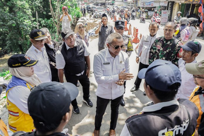Jenal Mutaqin memberikan arahan kepada tim saat meninjau lokasi longsor di Kota Bogor. Foto: Pemkot Bogor