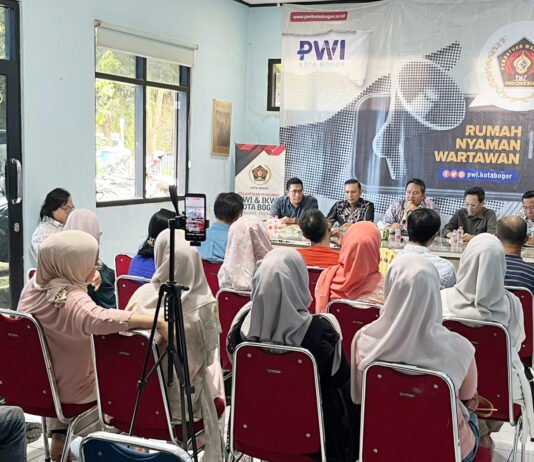 Halal Bihalal PWI Bogor–Tirta Pakuan, Direksi Baru Diperkenalkan di Momen Silaturahmi Suasana halal bihalal PWI Kota Bogor bersama direksi Perumda Tirta Pakuan. Foto: PWI