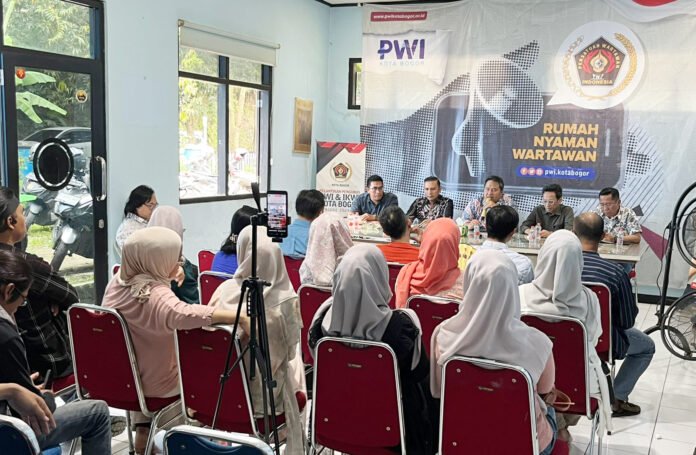 Suasana halal bihalal PWI Kota Bogor bersama direksi Perumda Tirta Pakuan. Foto: PWI
