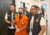 Red Notice Interpol Berujung di Bali, Steven Lyons Diciduk Tanpa Perlawanan Buron Interpol asal Inggris digiring petugas usai diamankan di Bali. Foto: Polri