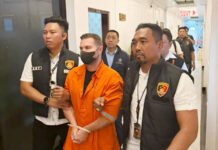 Red Notice Interpol Berujung di Bali, Steven Lyons Diciduk Tanpa Perlawanan Buron Interpol asal Inggris digiring petugas usai diamankan di Bali. Foto: Polri