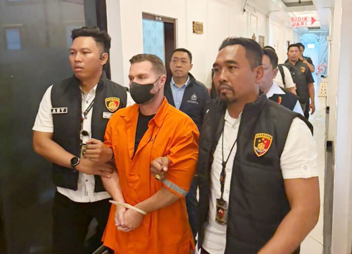 Buron Interpol asal Inggris digiring petugas usai diamankan di Bali. Foto: Polri