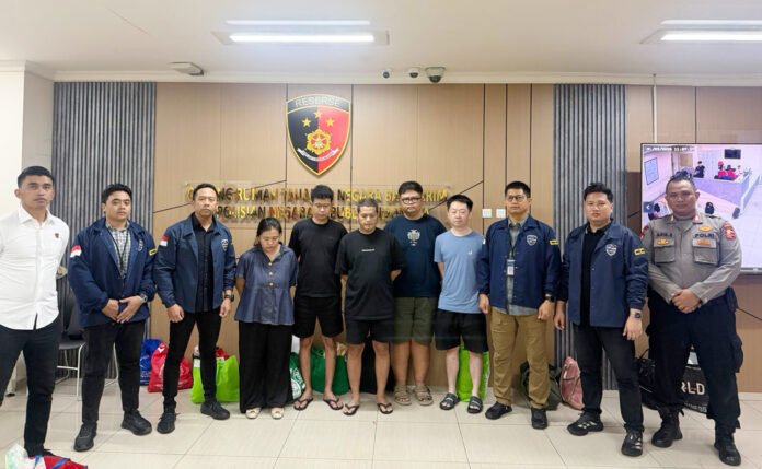 Penyerahan Tersangka Kasus Perjudian Online kepada Jaksa Penuntut Umum (JPU) di Kejaksaan Negeri Jakarta Selatan, Selasa (31/3/26). Foto: Bareskrim Polri