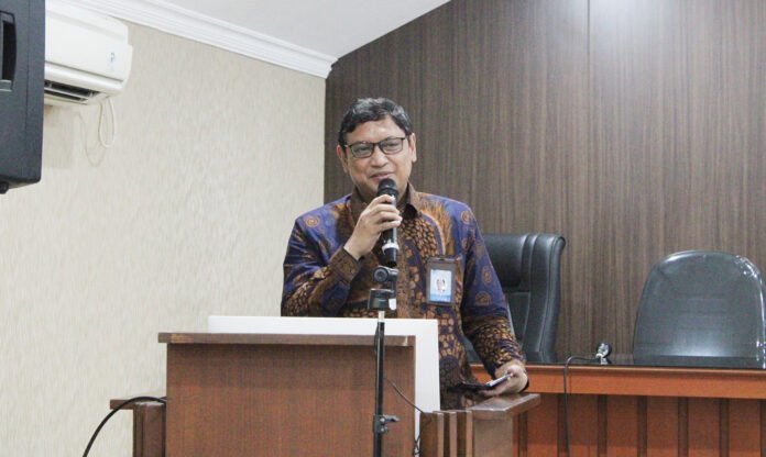 Pembukaan pemaparan Hasil Survei Layanan Angkatan Lebaran 2026 oleh Direktur Kerja Sama dan Pengelolaan Usaha ITS Tri Joko Wahyu ST MT PhD. Foto: Humas ITS