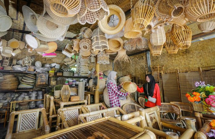 Aktivitas pelaku UMKM penerima Kredit Usaha Rakyat (KUR) BRI dalam mengembangkan usaha. Foto: BRI