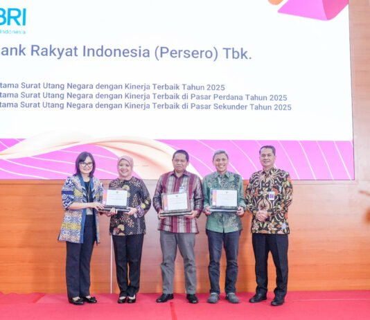 BRI Borong 3 Penghargaan Kemenkeu, Perannya di Pasar SBN Makin Disorot Penyerahan penghargaan Dealer Utama Kinerja Terbaik 2025 kepada perwakilan BRI di Kementerian Keuangan. Foto: Dok. BRI