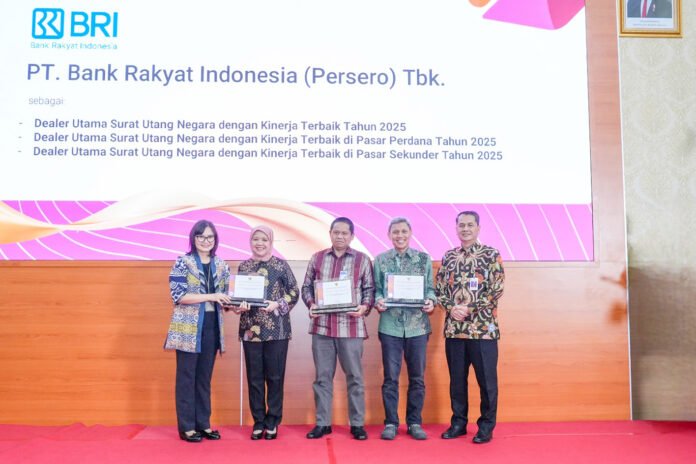 Penyerahan penghargaan Dealer Utama Kinerja Terbaik 2025 kepada perwakilan BRI di Kementerian Keuangan. Foto: Dok. BRI