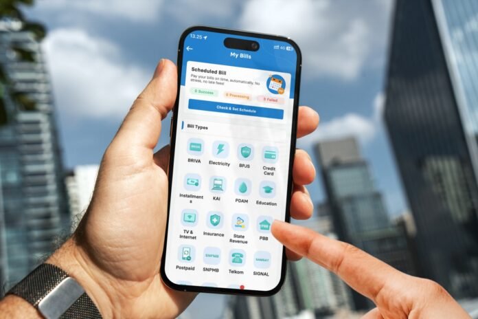 Ilustrasi pembayaran Pajak Bumi dan Bangunan (PBB) melalui aplikasi BRImo di ponsel. Foto: Dok. BRI Ilustrasi pembayaran Pajak Bumi dan Bangunan (PBB) melalui aplikasi BRImo di ponsel. Foto: Dok. BRI