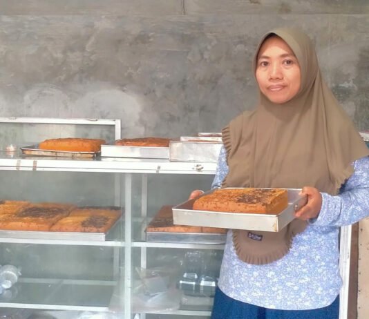 Dari Dapur Usaha Kue Sederhana ke Penopang Keluarga, Kisah Tantiningsih Naik Kelas Lewat Sentuhan UMi Tantiningsih usaha kue PNM Mekaar Semarang. Foto: Humas BRI