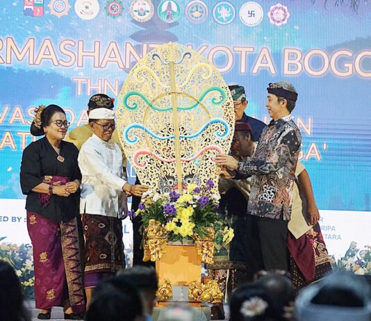 Dharma Shanti di Balai Kota Bogor, Nyepi Tak Sekadar Hening tapi Juga Panggung Kebersamaan Wali Kota Bogor bersama tokoh masyarakat saat kegiatan Dharma Shanti di Balai Kota Bogor. Foto: Pemkot Bogor