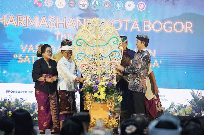 Wali Kota Bogor bersama tokoh masyarakat saat kegiatan Dharma Shanti di Balai Kota Bogor. Foto: Pemkot Bogor