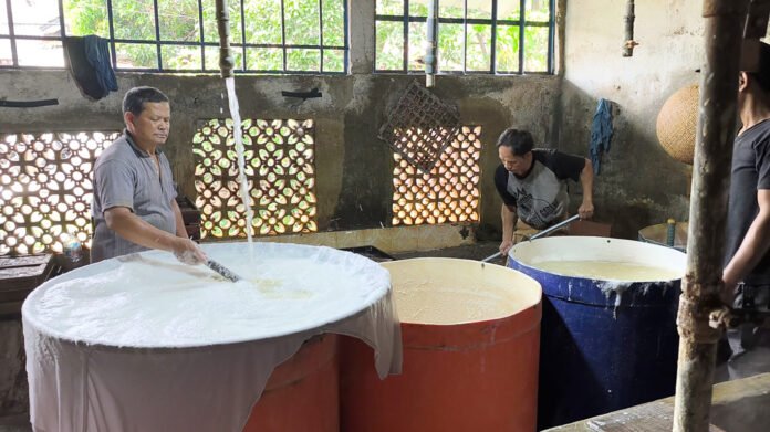 Perajin tahu di Jalan Bagaspati, Bogor, menyesuaikan harga jual karena lonjakan harga kedelai impor. Foto: Harnas.id Perajin tahu di Jalan Bagaspati, Bogor, menyesuaikan harga jual karena lonjakan harga kedelai impor. Foto: Harnas.id