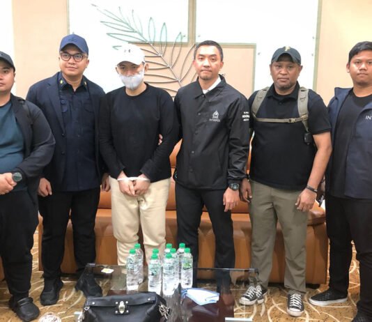 Buronan The Doctor Ditangkap di Malaysia, Jejak Jaringan Narkoba Lintas Negara Terbuka Penangkapan buronan narkotika jaringan internasional oleh aparat kepolisian. Foto: Polri