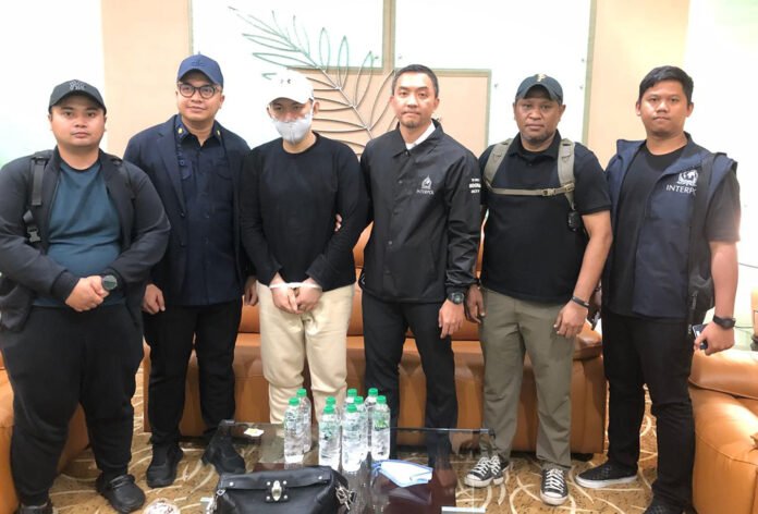 Penangkapan buronan narkotika jaringan internasional oleh aparat kepolisian. Foto: Polri