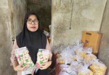 Dari Dapur Rumah, Usaha Kue di Lampung Tumbuh Pesat dan Kebanjiran Pesanan pelaku UMKM kue rumahan saat proses produksi di dapur sederhana