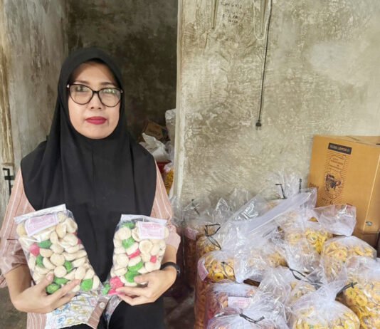 Dari Dapur Rumah, Usaha Kue di Lampung Tumbuh Pesat dan Kebanjiran Pesanan pelaku UMKM kue rumahan saat proses produksi di dapur sederhana