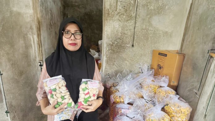 pelaku UMKM kue rumahan saat proses produksi di dapur sederhana