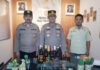 Warung Jamu Jadi Kedok, Polisi Sita Belasan Botol Miras Ilegal di Parung Panjang barang bukti minuman keras ilegal hasil razia kepolisian. Foto: Polri