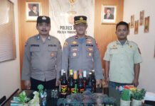 Warung Jamu Jadi Kedok, Polisi Sita Belasan Botol Miras Ilegal di Parung Panjang barang bukti minuman keras ilegal hasil razia kepolisian. Foto: Polri