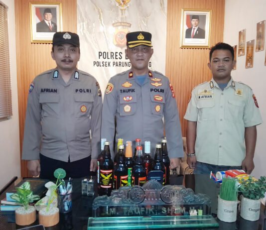 Warung Jamu Jadi Kedok, Polisi Sita Belasan Botol Miras Ilegal di Parung Panjang barang bukti minuman keras ilegal hasil razia kepolisian. Foto: Polri