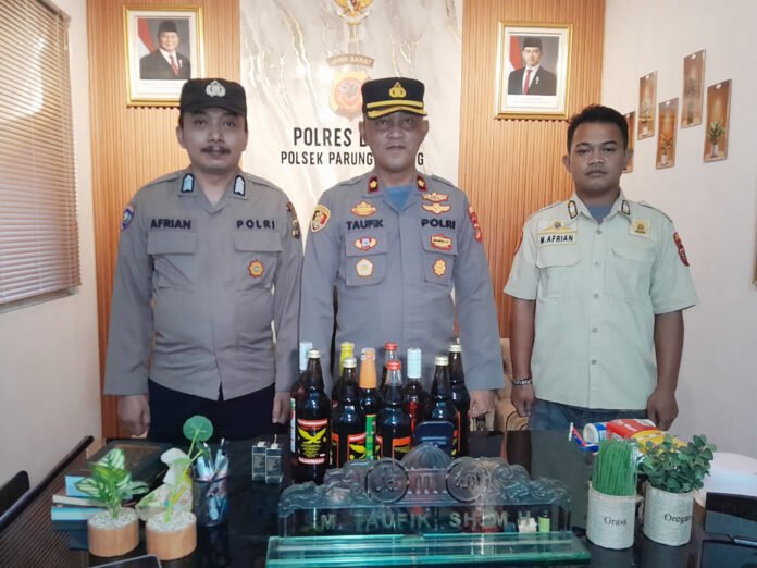 barang bukti minuman keras ilegal hasil razia kepolisian. Foto: Polri