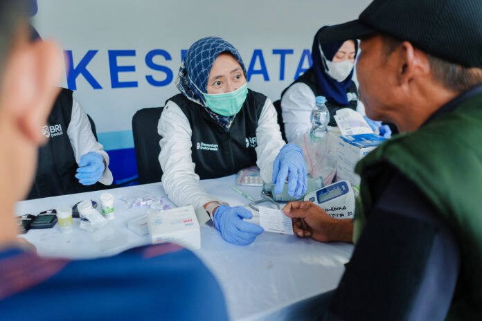 Kegiatan pemeriksaan kesehatan gratis bagi masyarakat dalam program BRI Peduli. Foto: Humas BRI Kegiatan pemeriksaan kesehatan gratis bagi masyarakat dalam program BRI Peduli. Foto: Humas BRI