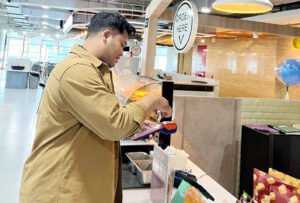 Penggunaan mesin EDC BRI pada transaksi di merchant. Foto: Humas BRI