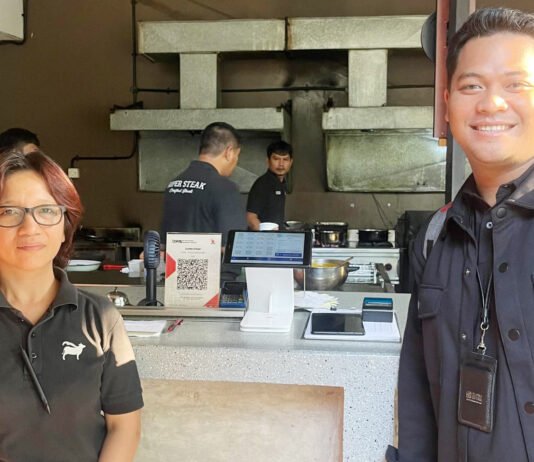 BRI Menara BRILiaN Dorong EDC Masuk Merchant, Transaksi Dibikin Lebih Praktis Penggunaan mesin EDC BRI pada transaksi di merchant. Foto: Humas BRI