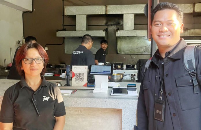 Penggunaan mesin EDC BRI pada transaksi di merchant. Foto: Humas BRI