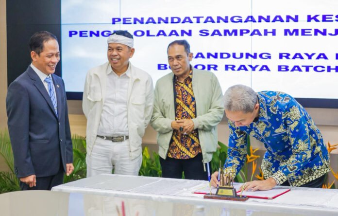 Penandatanganan kesepakatan pembangunan pengolahan sampah menjadi energi listrik (PSEL) oleh Wali Kota Bogor Dedie A. Rachim. Foto: Pemkot Bogor