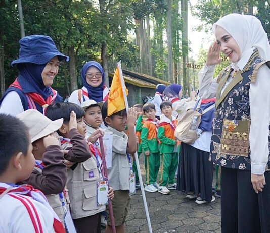 Gebyar Prasiaga PAUD 2026 di Bogor Ajak Anak Aktif Belajar Tanpa Ketergantungan Gadget Yantie Rachim menyapa peserta anak-anak dalam kegiatan Gebyar Prasiaga PAUD Kota Bogor. Foto: Pemkot Bogor