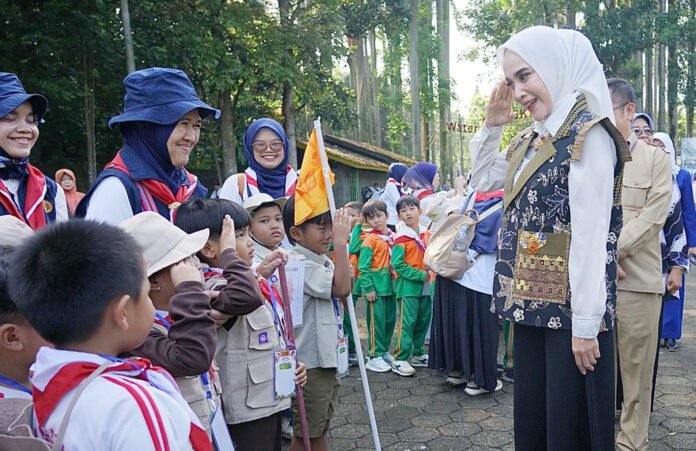 Yantie Rachim menyapa peserta anak-anak dalam kegiatan Gebyar Prasiaga PAUD Kota Bogor. Foto: Pemkot Bogor