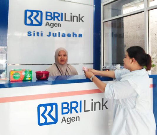 Perjalanan Siti Julaeha Bangun Usaha Sembako hingga Jadi Andalan Transaksi Warga Lewat Layanan BRILink Aktivitas usaha Siti Julaeha di warung sekaligus layanan BRILink di Lebak. Foto: Humas BRI