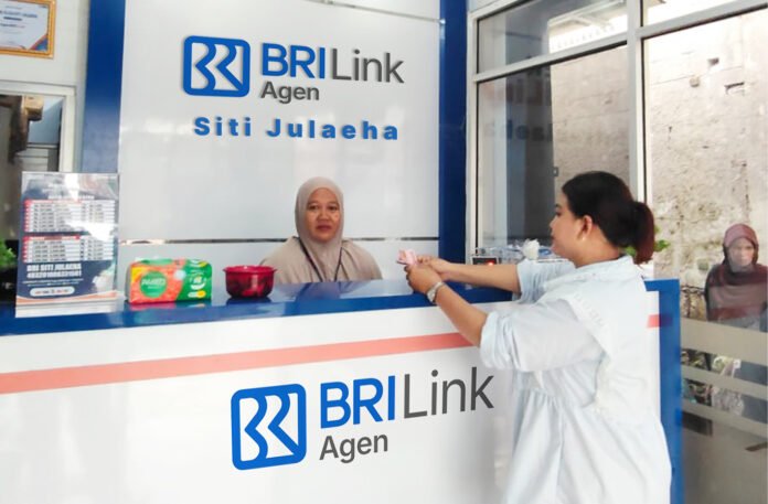 Aktivitas usaha Siti Julaeha di warung sekaligus layanan BRILink di Lebak. Foto: Humas BRI