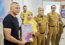 Pemkot Bogor Jemput Bola Urus ASN, ALAPADU Wara Wiri Mulai dari Bogor Utara Wakil Wali Kota Bogor Jenal Mutaqin memegang berkas saat kegiatan ALAPADU Wara Wiri. Foto: Pemkot Bogor