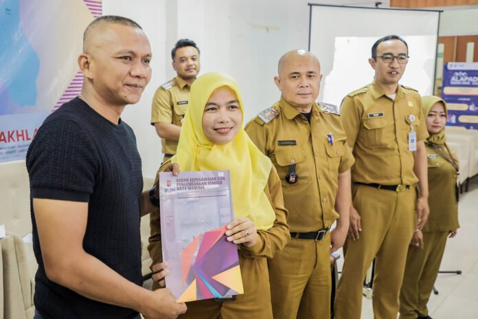 Wakil Wali Kota Bogor Jenal Mutaqin memegang berkas saat kegiatan ALAPADU Wara Wiri. Foto: Pemkot Bogor Wakil Wali Kota Bogor Jenal Mutaqin memegang berkas saat kegiatan ALAPADU Wara Wiri. Foto: Pemkot Bogor