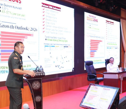 Kasad Ingatkan Lemhanas: Program Pemerintah Bukan Wacana, Harus Jalan di Lapangan Kasad memberikan pembekalan kepada peserta pendidikan Lemhanas di Jakarta. Foto: Dispenad