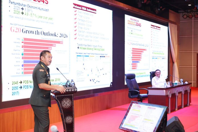 Kasad memberikan pembekalan kepada peserta pendidikan Lemhanas di Jakarta. Foto: Dispenad