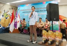 Prasiaga Kembali Ramai, Ratusan Anak PAUD–TK Padati Lomba Pramuka di Lippo Ekalokasari Herman Indrabudi (Kak Aldho) menyampaikan sambutan pada pembukaan kegiatan Pramuka Pra Siaga di Kota Bogor. Foto: Harnas.id