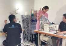 BRI Dorong Pegadaian Gandeng SMBC, Akses Pembiayaan UMKM Dibuka Lebih Lebar Aktivitas pelaku UMKM mengolah kain sebagai bagian dari penguatan ekonomi kerakyatan. Foto: Humas BRI