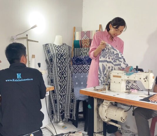 BRI Dorong Pegadaian Gandeng SMBC, Akses Pembiayaan UMKM Dibuka Lebih Lebar Aktivitas pelaku UMKM mengolah kain sebagai bagian dari penguatan ekonomi kerakyatan. Foto: Humas BRI