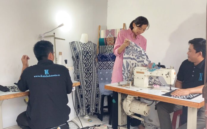 Aktivitas pelaku UMKM mengolah kain sebagai bagian dari penguatan ekonomi kerakyatan. Foto: Humas BRI
