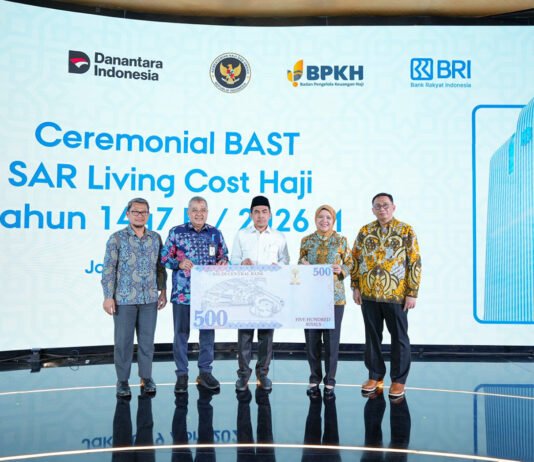 BRI Kembali Dipercaya Salurkan Living Cost Haji 2026, Total Capai SAR 152,49 Juta Penyerahan banknotes SAR untuk kebutuhan living cost jemaah haji 2026 di Kantor Pusat BRI Jakarta. Foto: Humas BRI