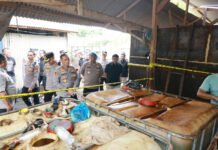 Gudang Solar Ilegal di Pesawaran Digerebek, Polda Lampung Bongkar Dugaan Praktik Ratusan Miliar Petugas mengamankan barang bukti BBM ilegal dan kendaraan tangki hasil penggerebekan di Pesawaran, Lampung. Foto: Polri