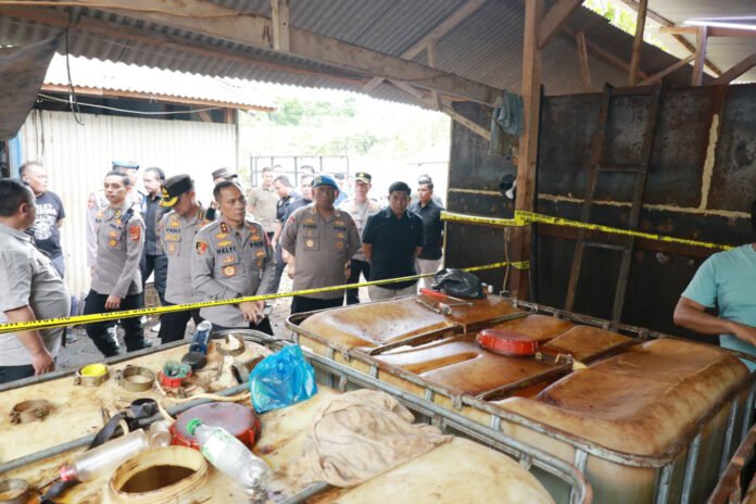 Petugas mengamankan barang bukti BBM ilegal dan kendaraan tangki hasil penggerebekan di Pesawaran, Lampung. Foto: Polri