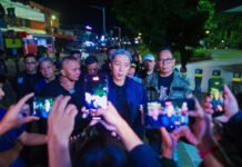 Sidak Tengah Malam di Alun-alun Bogor, Jalur Hijau Rusak hingga Miras Ikut Terjaring Wali Kota Bogor bersama jajaran saat sidak malam di kawasan Alun-alun Kota Bogor. Foto: Pemkot Bogor