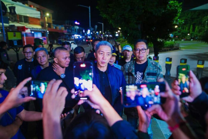 Wali Kota Bogor bersama jajaran saat sidak malam di kawasan Alun-alun Kota Bogor. Foto: Pemkot Bogor Wali Kota Bogor bersama jajaran saat sidak malam di kawasan Alun-alun Kota Bogor. Foto: Pemkot Bogor