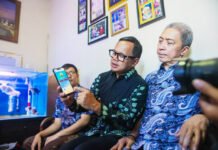 WFH Hari Pertama di Bogor Dipantau Langsung, Sistem Ketat Tapi Tetap Efisien Wamendagri Bima Arya bersama Wali Kota Bogor saat meninjau pelaksanaan WFH di Sejumlah tempat di Bogor. Foto: Pemkot Bogor