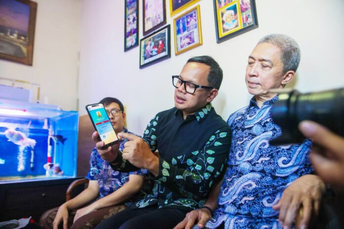 Wamendagri Bima Arya bersama Wali Kota Bogor saat meninjau pelaksanaan WFH di Sejumlah tempat di Bogor. Foto: Pemkot Bogor Wamendagri Bima Arya bersama Wali Kota Bogor saat meninjau pelaksanaan WFH di Sejumlah tempat di Bogor. Foto: Pemkot Bogor