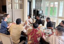 Kasus Haji Faisal Disorot, Tokoh Aceh Desak Dalang Utama Segera Ditangkap Pertemuan tokoh masyarakat Aceh membahas perkembangan kasus pengeroyokan Haji Faisal Amsco. Foto: Harnas.id